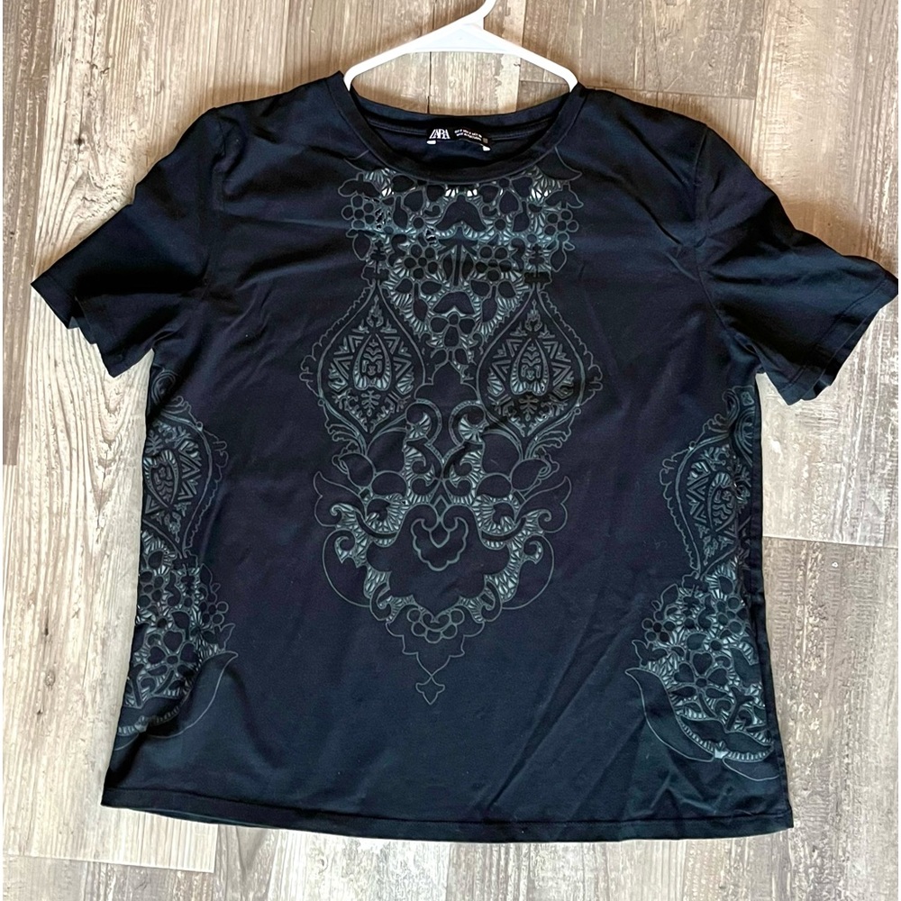 Black pattern tee from Zara